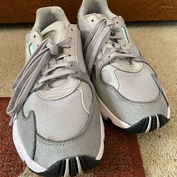 Gently worn Adidas sneakers - Picture 2 of 7